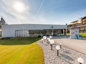 Sconarium mit modernem Ausstellungs- und Kultursaal und Wehrkirche im Hintergrund, © Wiener Alpen in Niederösterreich - Bad Schönau