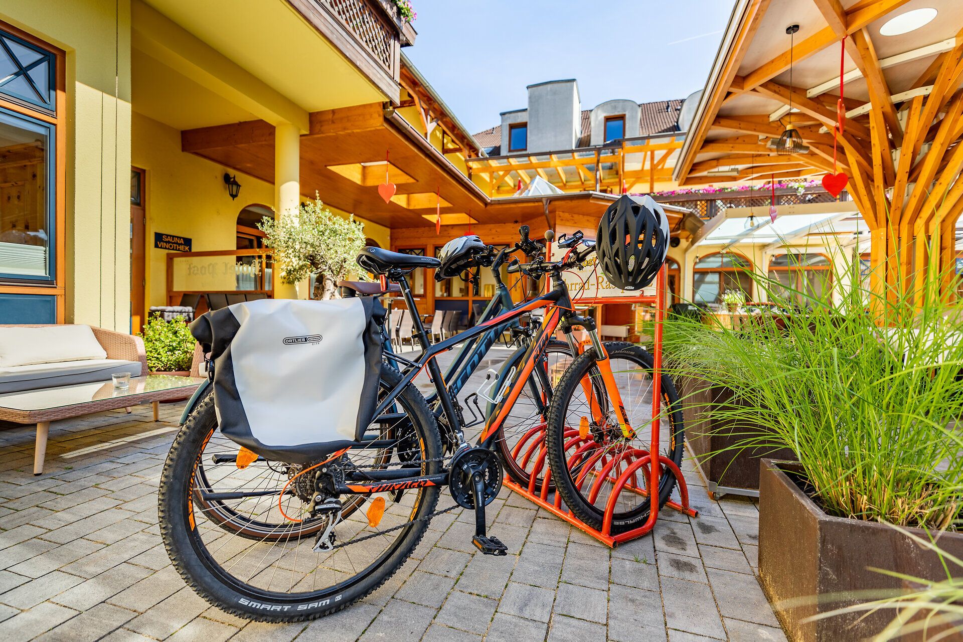 Das Hotel Post-Hönig in Kirchschlag in der Buckligen Welt ist unter anderem Radpartner Niederösterreich. Es liegt direkt im Zentrum in Kirchschlag unterhalb der Burgruine Kirchschlag. Dort sind Radfahrer besonders gut ausgehoben.