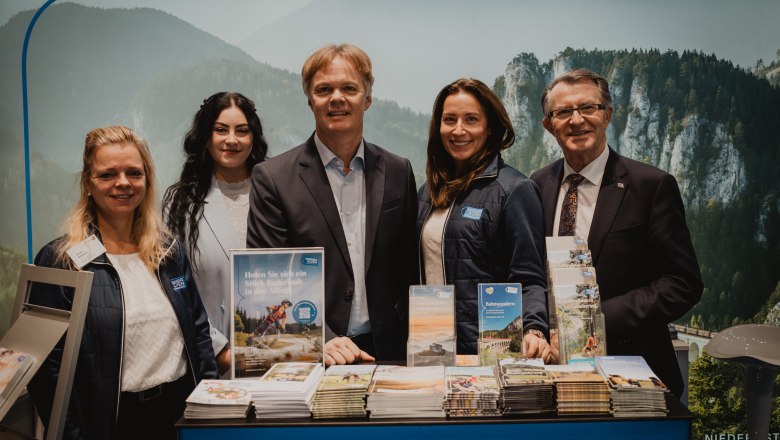 Vor dem Wiener Alpen Stand 3 Damen und zwei Herren 