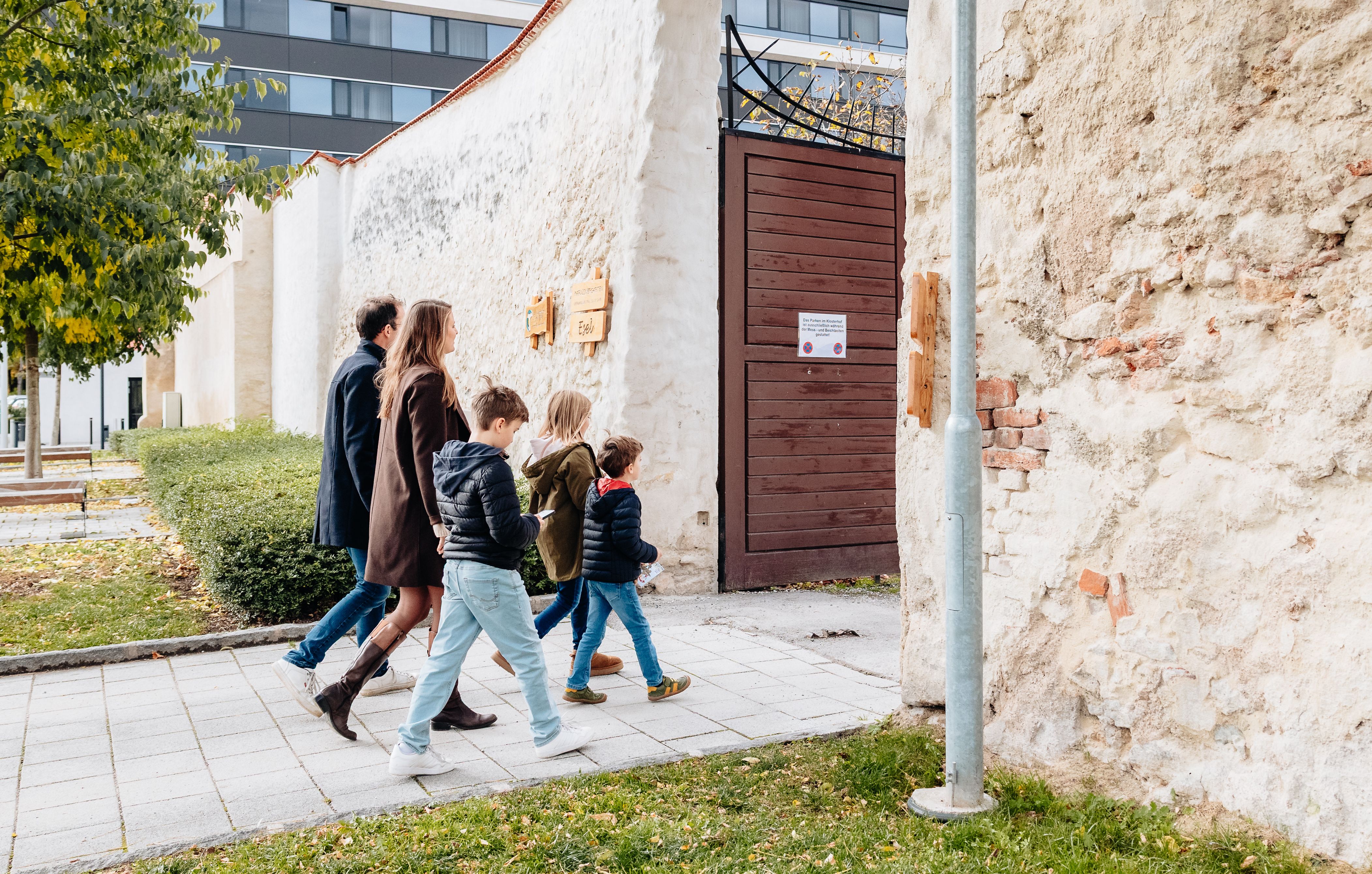 Eine Familie beim lösen des Rätsels. 