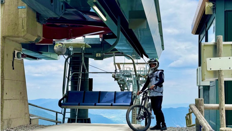Schneebergbahn Sessellift mit Biker Clemens Kaudela, &copy; Wiener Alpen