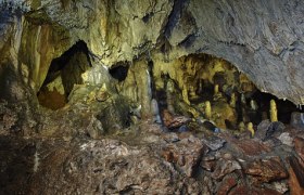 Innenansicht einer H&ouml;hle mit Stalagmiten und Stalaktiten.