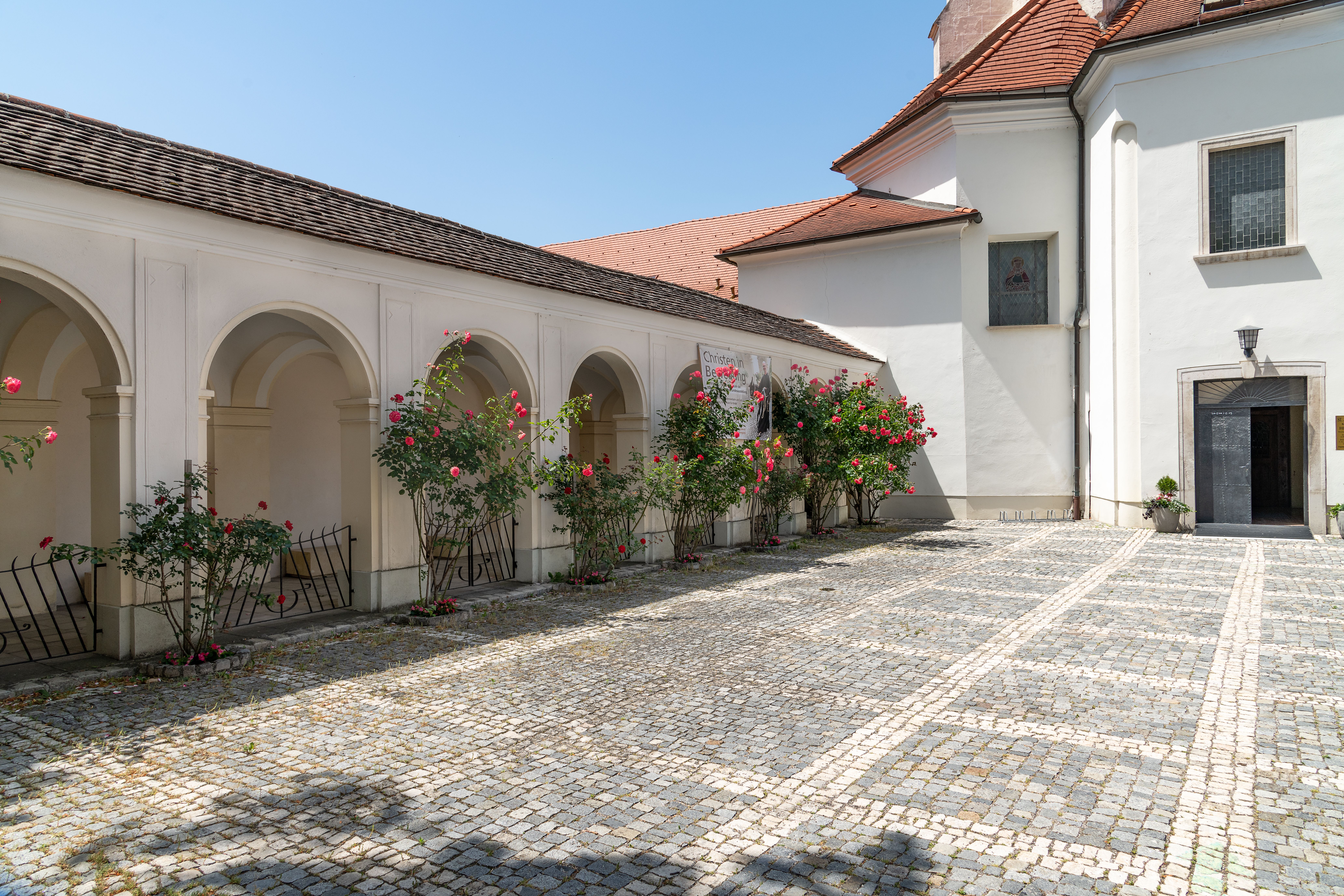 Die Stadtmauer von Wiener Neustadt als Kunstwerk. Sie ist in der seltenen Verlegetechnik Opus Spicatum erbaut. Man kann sie am Kapuzinerkloster entlangspazieren.