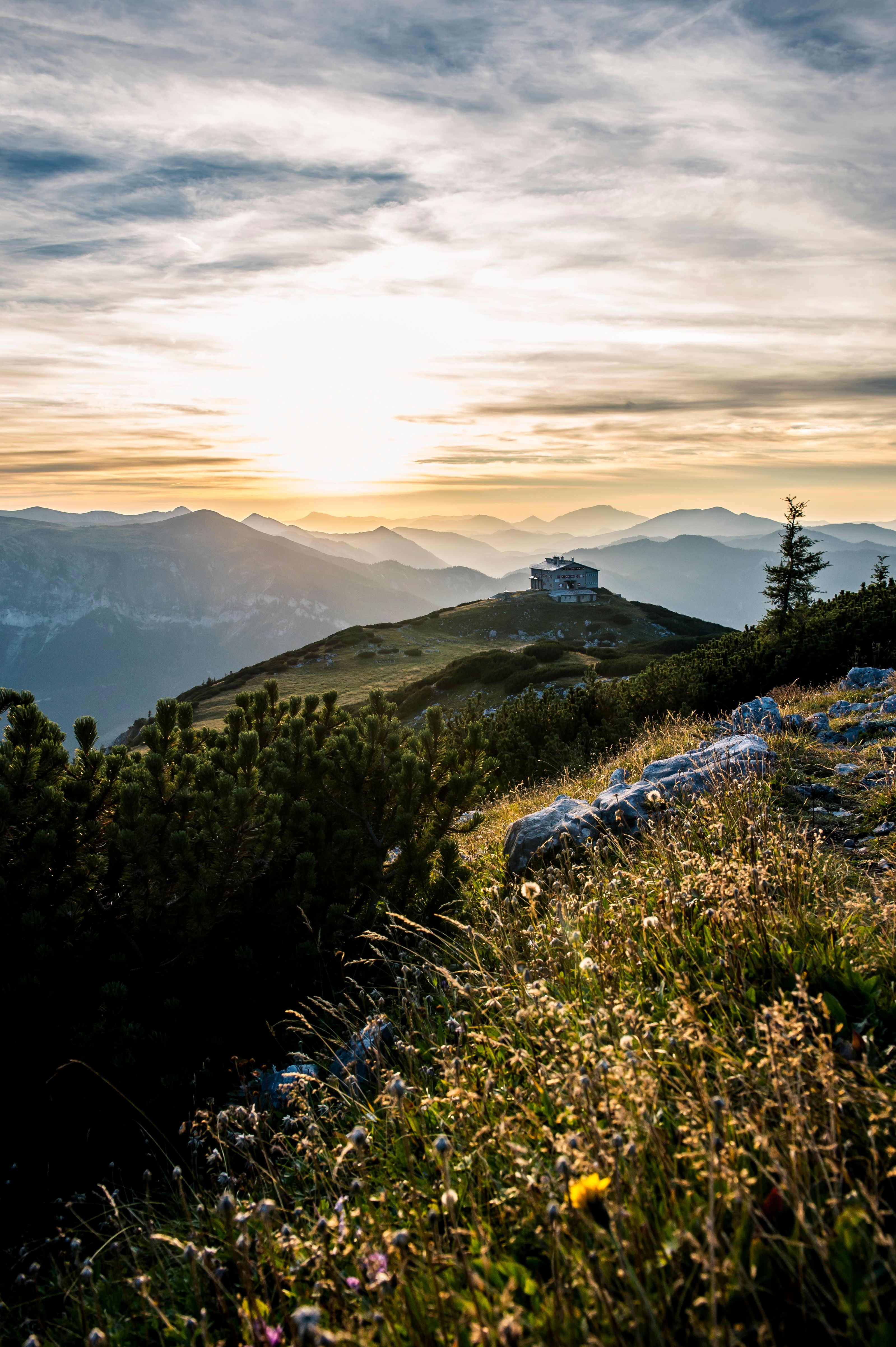 Die sanften Hügel der Wiener Alpen laden zu einem unvergesslichen Abenteuer ein. Zwei Wanderer genießen die goldene Abendsonne, während sie durch die blühenden Wiesen streifen. Die atemberaubende Aussicht und die frische Bergluft schaffen eine perfekte Kulisse für unvergessliche Erinnerungen.