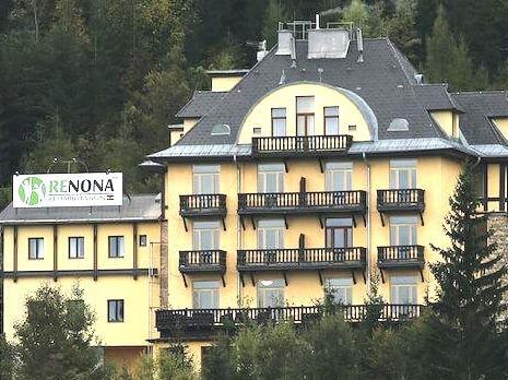 Renona Rehabilitation, © Rehabilitation Renona Gelbes Gebäude mit Balkonen und Schild 'Renona Rehabilitation'.