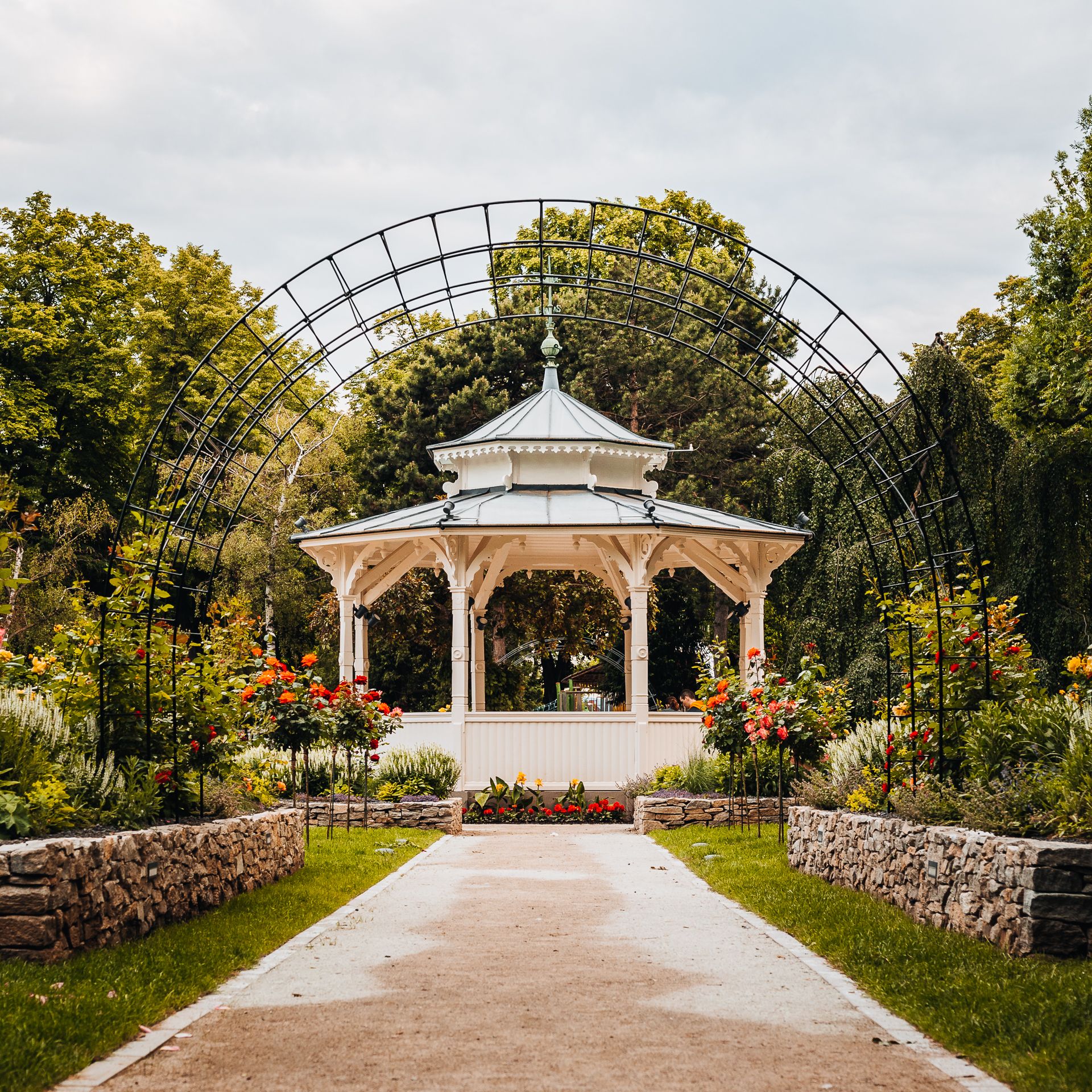 Pavillon im Stadtpark. Von Blumen und Bäumen umgeben. 