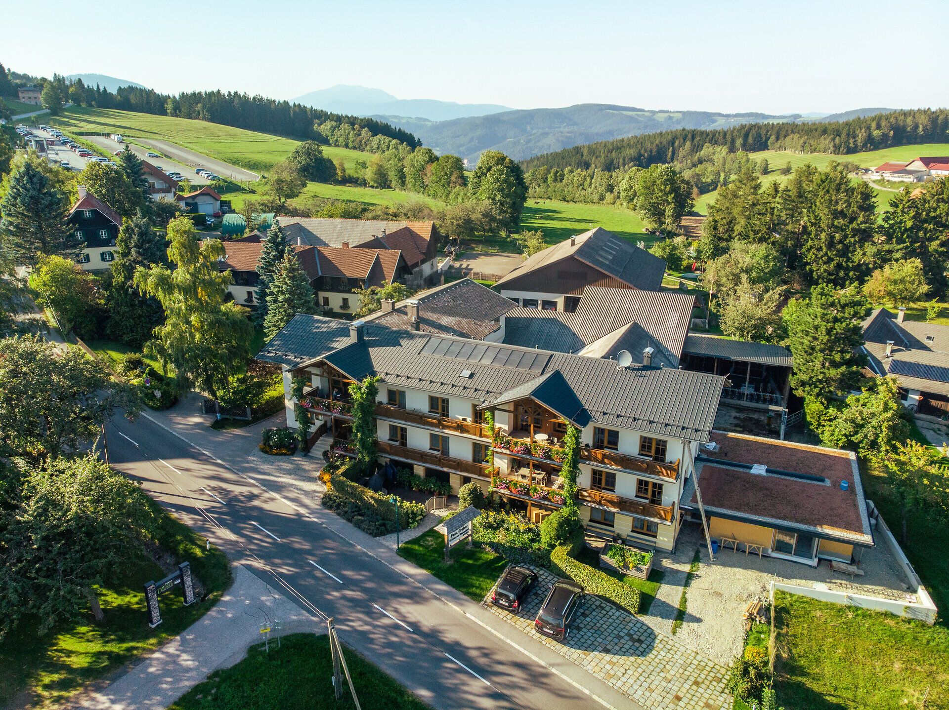 Der Ofnerhof in St. Corona liegt mitten in der Bergwelt des Wechselgebietes. Die Familienunterkunft bietet für Kinder unter anderem Ziegen und ein Spielzimmer.