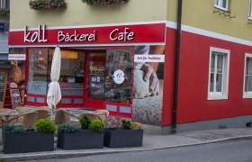 Außenansicht einer Bäckerei mit Café und Sitzbereich in Aspang.