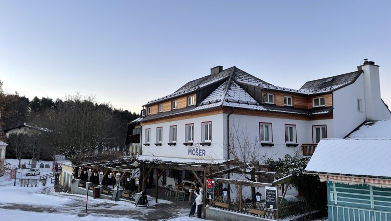 Gasthaus Moser, © Wiener Alpen, Lechner Gasthaus Moser im Winter mit Schnee bedeckt.