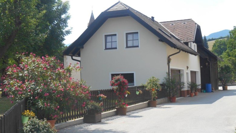 Ferienwohnung am Bauernhof Stoier, © Elke Stoier Ferienwohnung am Bauernhof mit Blumen und Bäumen.