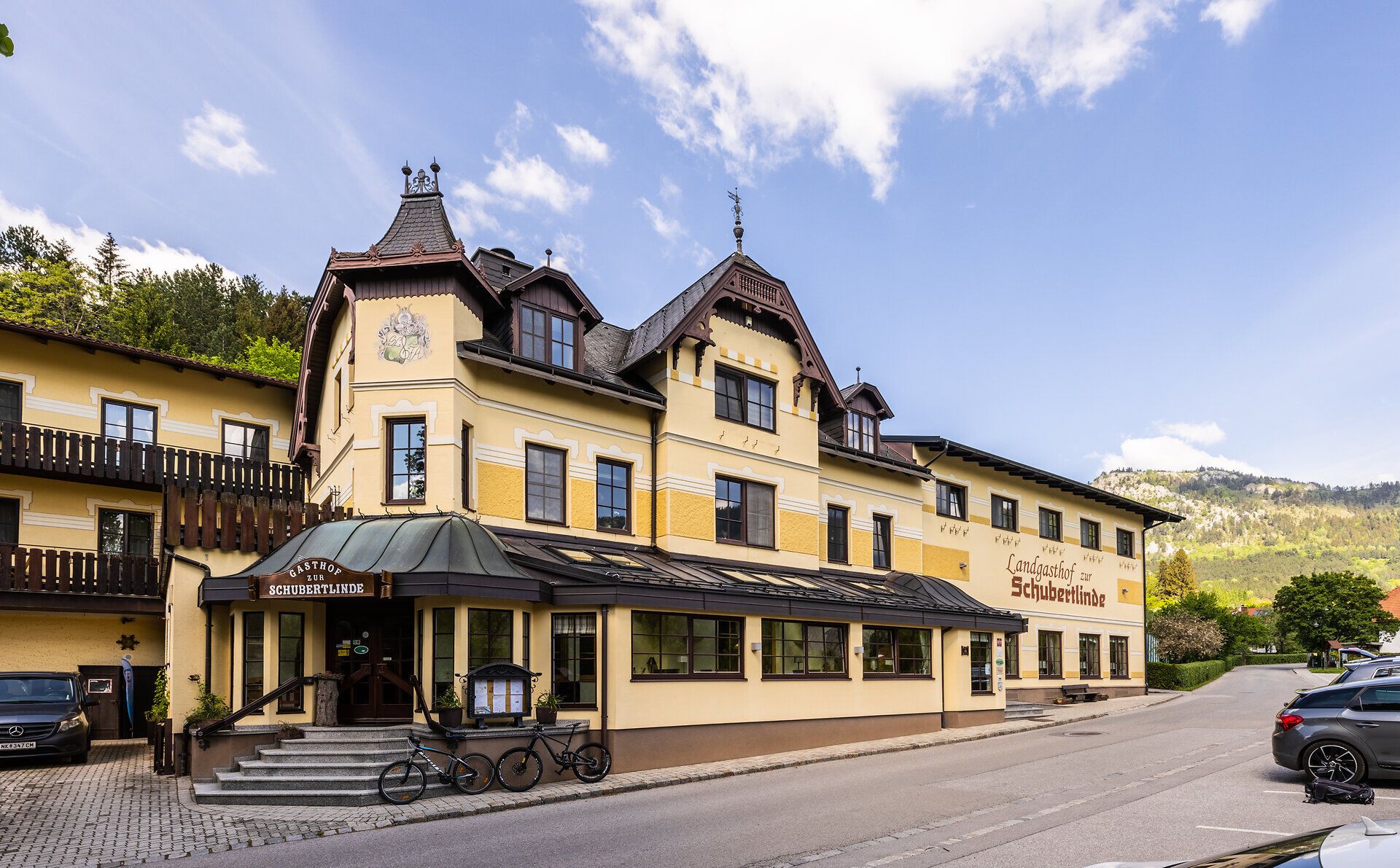 Außenansicht Landgasthof „Zur Schubertlinde“ mit zwei Rädern beim Eingang abgestellt