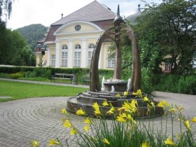 Pfarrheim mit Brunnen in Pernitz, © (c) Marktgemeinde Pernitz