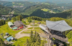 Bergstation am Hirschenkogel mit Milleniumswarte und Liechtensteinhaus, © Zauberberg Semmering