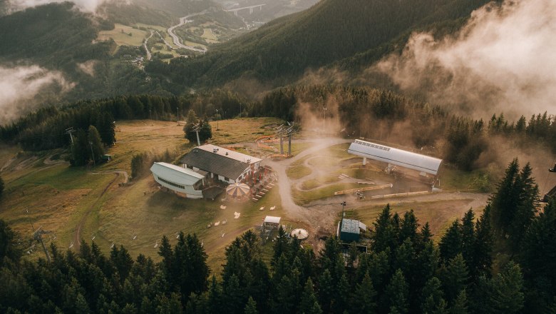 Blick auf die Bergstation der Bergbahn Semmering Hirschenkogel mit Liechtensteinhaus.
