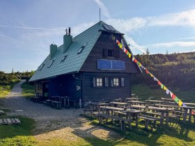 Bergh&uuml;tte von au&szlig;en bei sch&ouml;nem Wetter