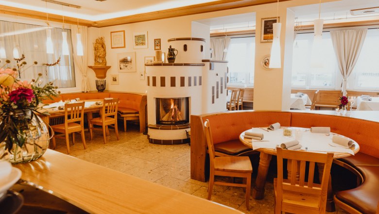 Gemütliches Restaurant mit Kamin und Holzmöbeln in den Wiener Alpen.
