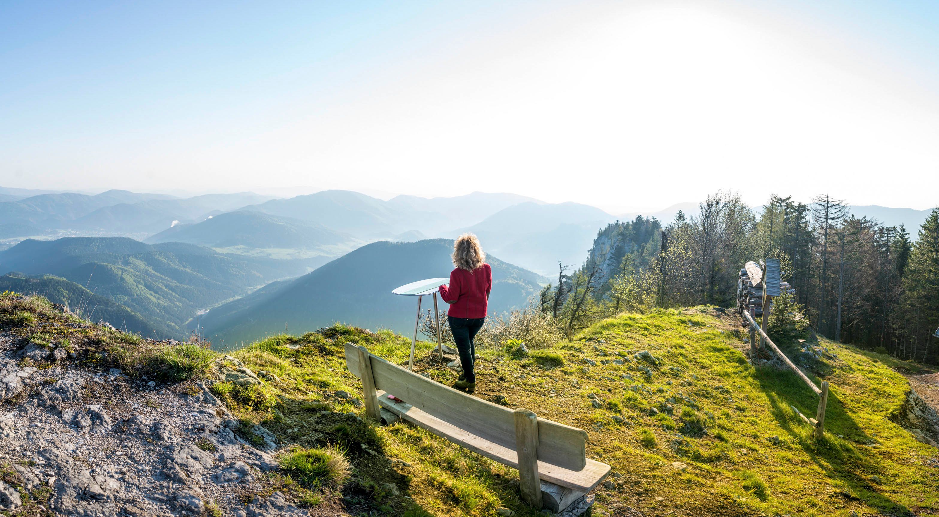 Aussichtsplatz bei der Gauermannhütte über das umliegende Tal