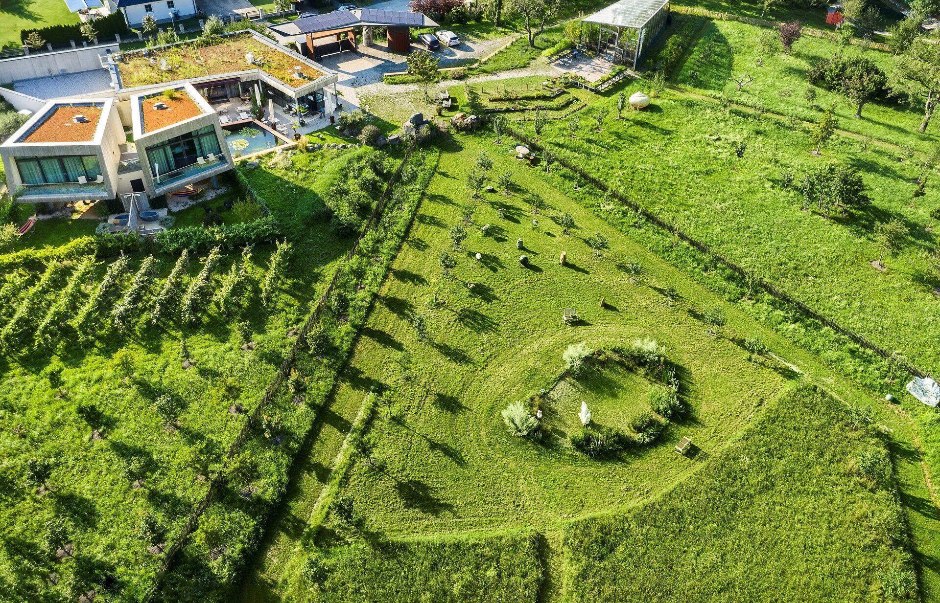 Umgeben von sanften Hügeln und üppigem Grün lädt diese idyllische Landschaft zum Verweilen ein. Die harmonische Verbindung von Natur und Architektur schafft eine Atmosphäre der Ruhe und Entspannung, ideal für einen erholsamen Sommerurlaub in den Wiener Alpen.