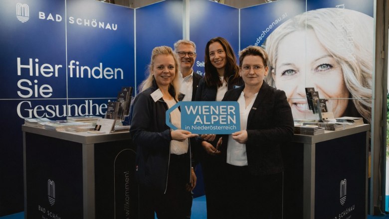 3 Damen und ein Herr mit dem Schild Wiener Alpen in Nieder&ouml;sterreich vor dem Messestand  Bad Sch&ouml;nau 