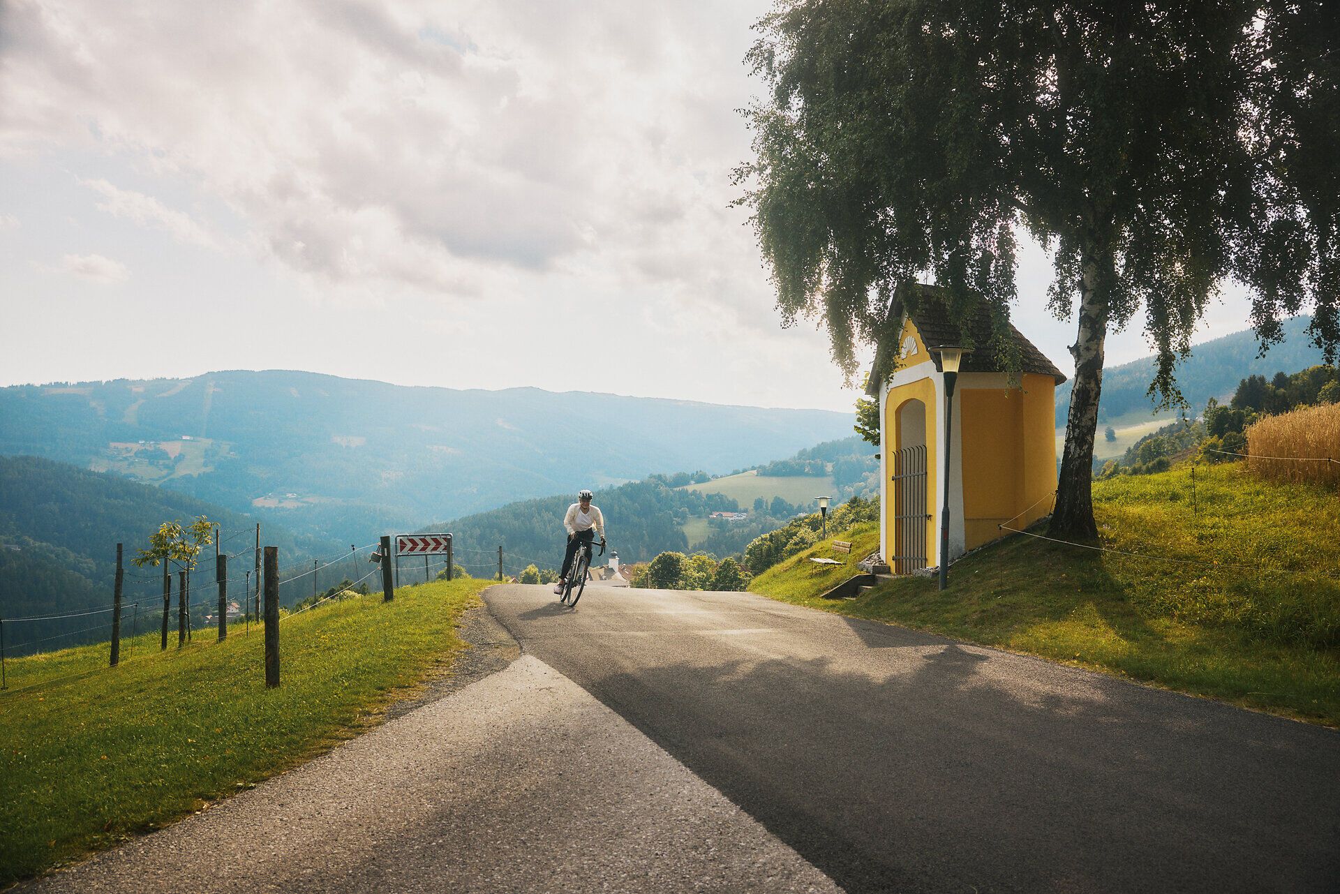 Radfahrer fährt auf der Wechselroute am Wechsel in den Wiener Alpen in Niederösterreich