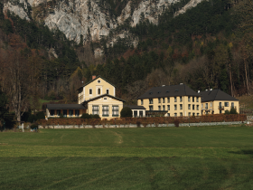 Umgeben von majestätischen Bergen strahlt die Landschaft eine friedliche Ruhe aus. Die sanften Wiesen laden zum Verweilen ein und bieten einen perfekten Blick auf die beeindruckenden Felsformationen. Hier kann man die frische Bergluft genießen und die Schönheit der Natur in vollen Zügen erleben.