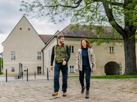 Vor dem Schloss Katzelsdorf, © Wiener Alpen/Fülöp, Kremsl