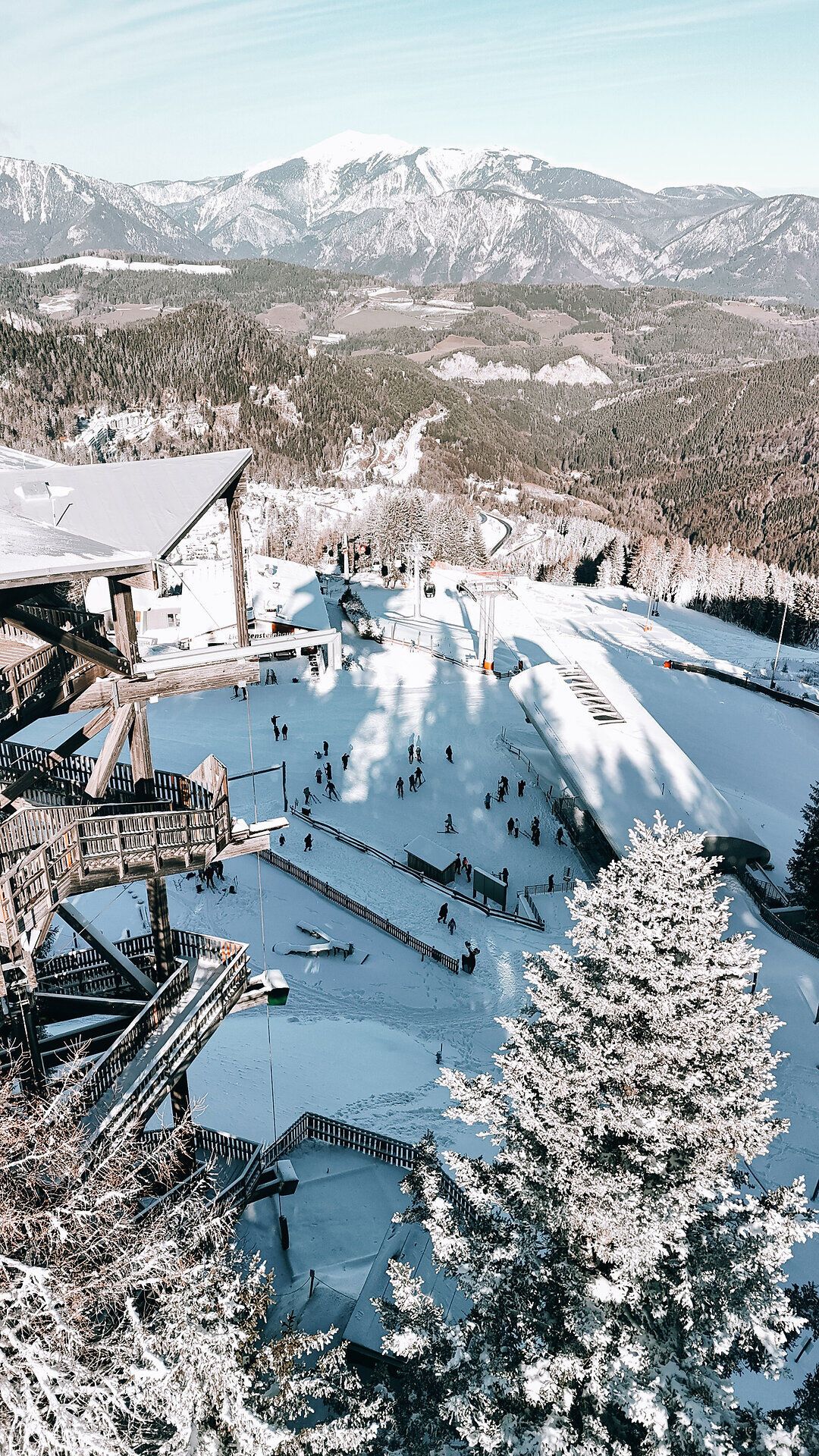Skifahrer auf der Piste am Semmering Hirschenkogel