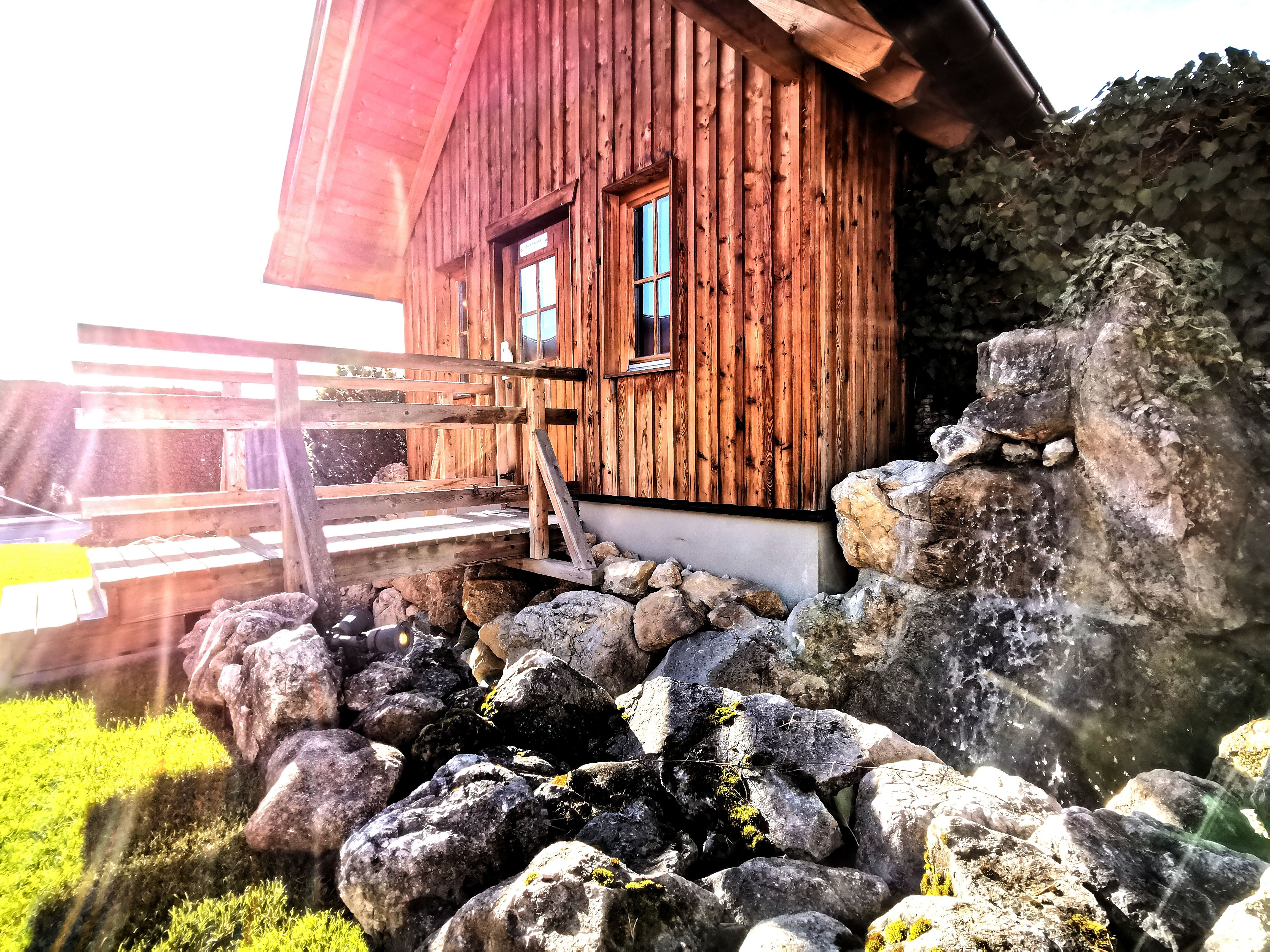Saunahütte aus Holz von außen 