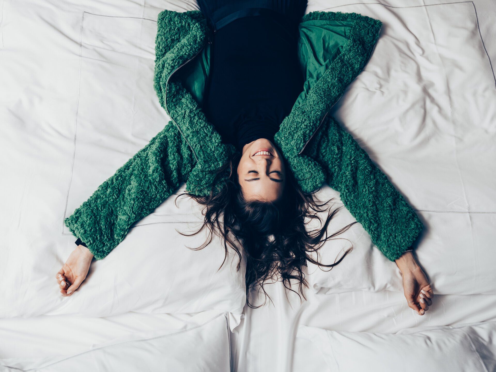 In einem gemütlichen Hotelzimmer breitet sich eine entspannte Atmosphäre aus. Die sanften Farben und die weichen Textilien laden dazu ein, die Seele baumeln zu lassen und die Schönheit der Umgebung zu genießen. Hier, umgeben von den Wiener Alpen, wird jeder Moment zu einem unvergesslichen Erlebnis.