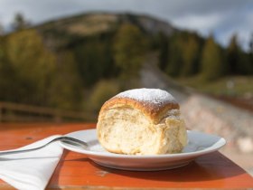 Berühmte Buchtel der Haltestelle Baumgartner, © ©NoeSchneebergbahn GmbH, Foto Johann Uhl