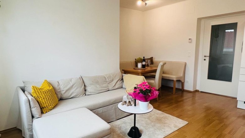 Moderner Wohn- und Essbereich mit Sofa, Tisch und Stühlen.