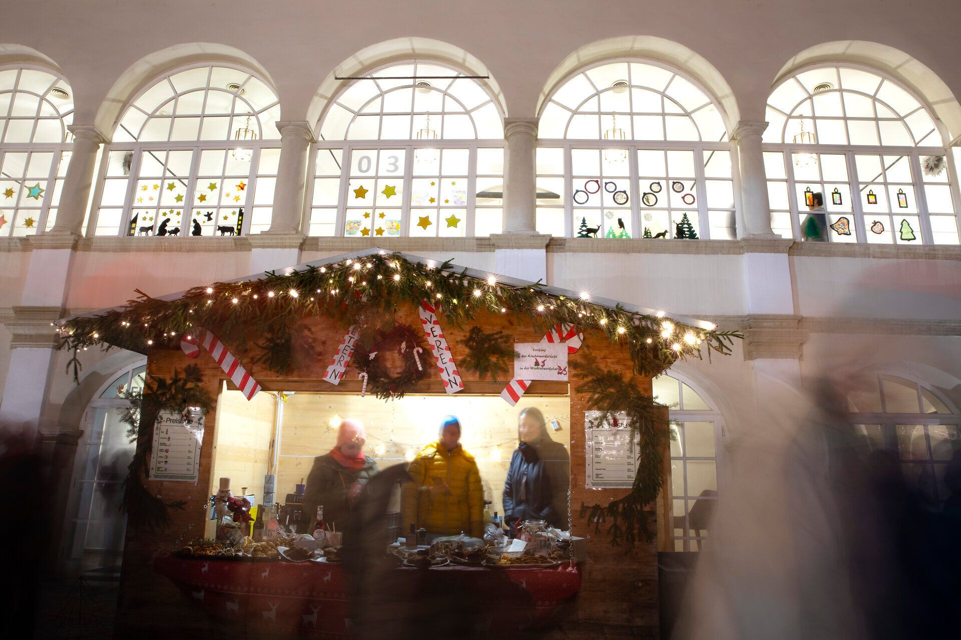 Weihnachtlich geschmückter Marktstand mit Lichterketten im Innenhof Schloss Katzelsdorf.