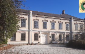 Sisi-Schloss Rudolfsvilla in Reichenau, zweist&ouml;ckiges Geb&auml;ude mit hellem Anstrich und dekorativen Fenstern.