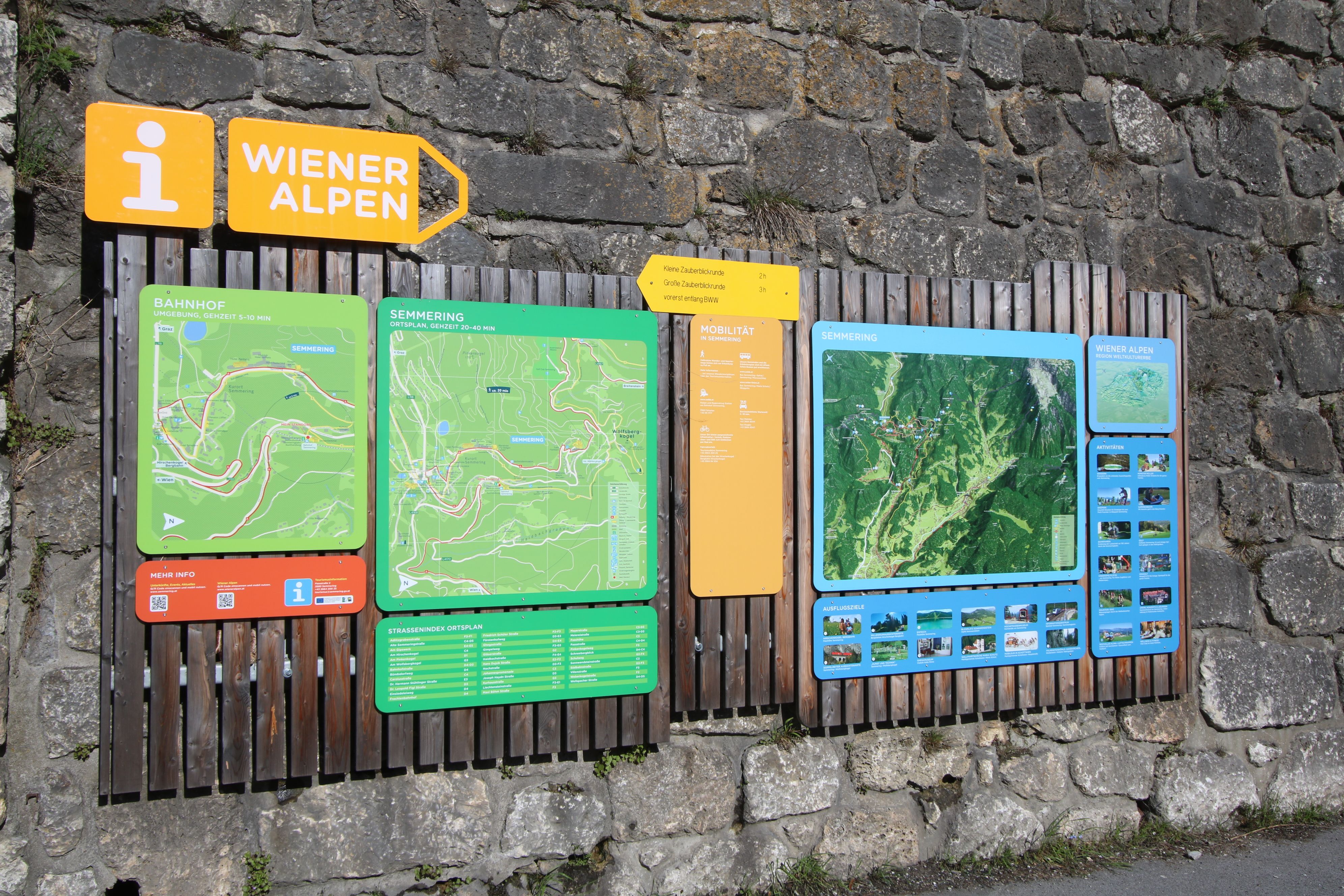 Informationstafel am Bahnhof Semmering mit Wanderkarten und Wegbeschreibungen in den Wiener Alpen.