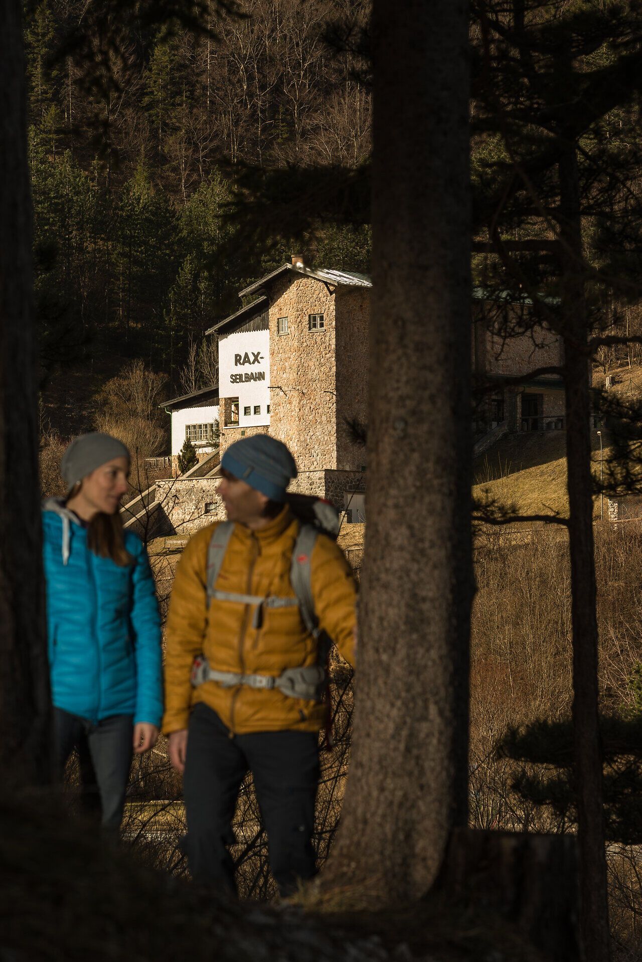 In der malerischen Kulisse der Rax genießen Wanderer die frische Bergluft und die atemberaubenden Ausblicke. Umgeben von majestätischen Bäumen und sanften Hügeln, lädt die Natur zu unvergesslichen Erlebnissen ein. Die harmonische Verbindung von Abenteuer und Entspannung macht diesen Ort zu einem perfekten Ziel für Familien.
