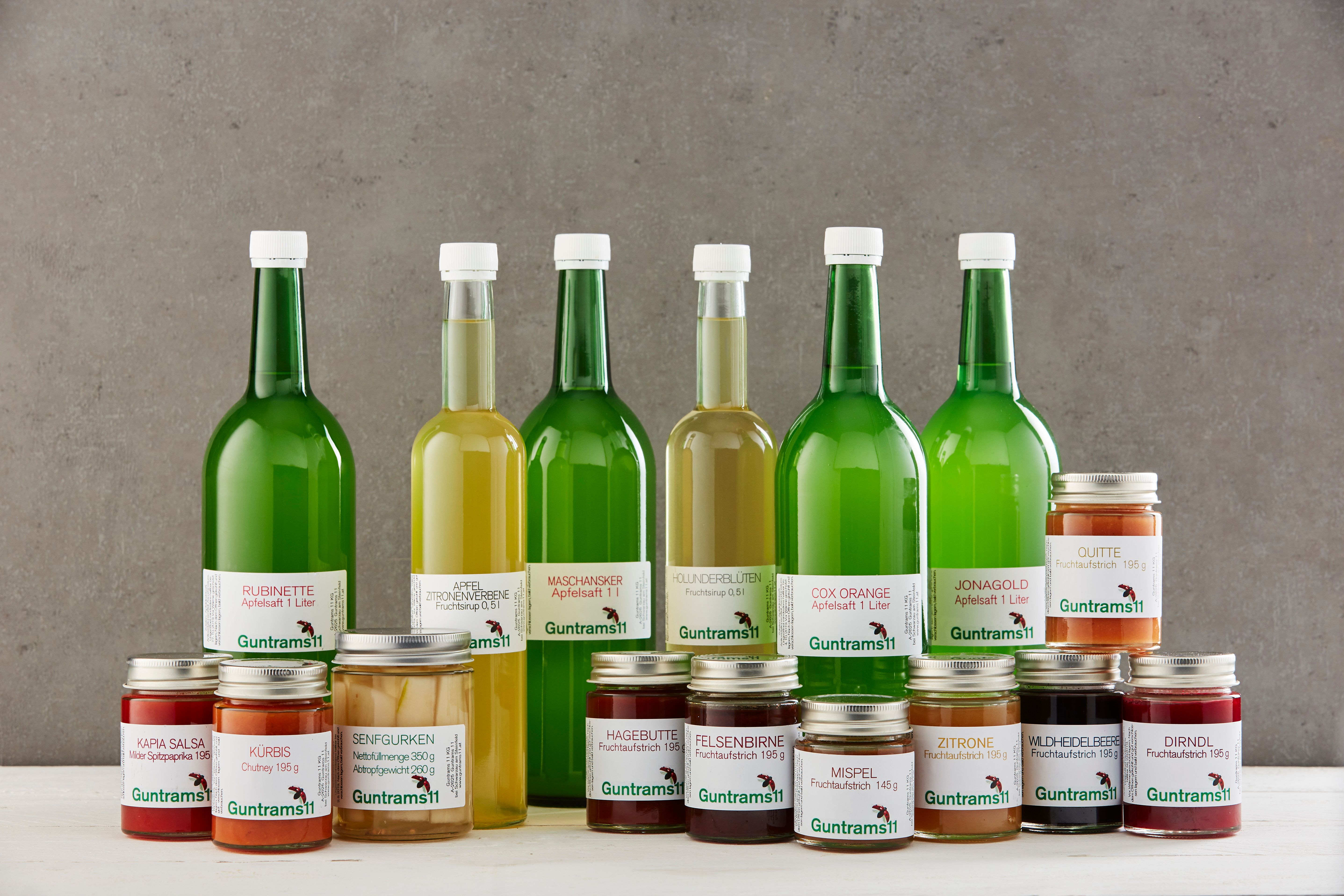 Produkte von Gut Guntrams: Apfelsäfte und Fruchtaufstriche in Gläsern und Flaschen.