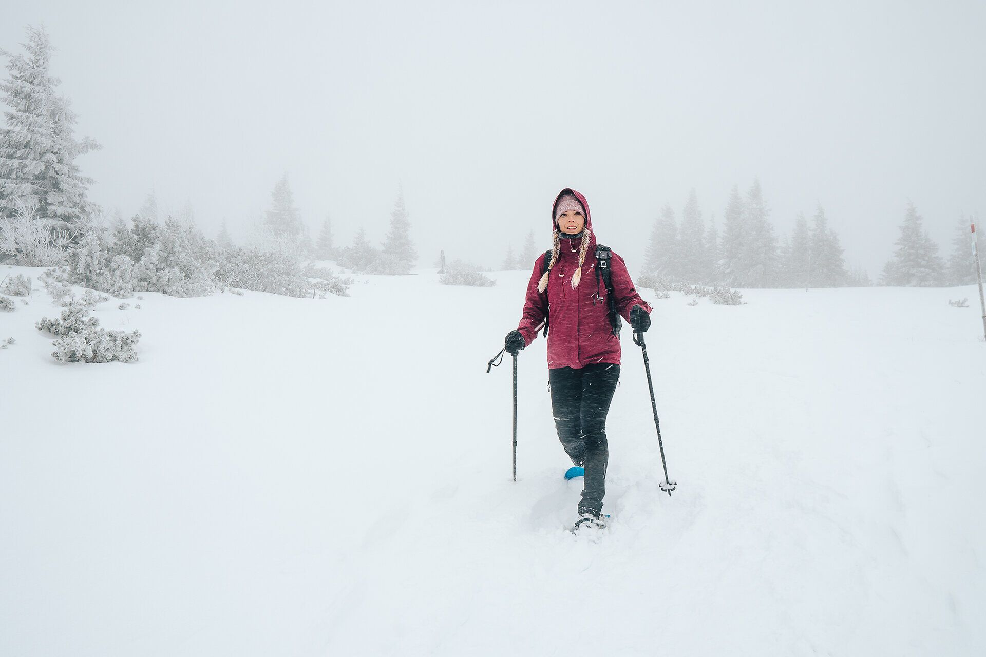 Inmitten einer winterlichen Traumlandschaft, wo der Schnee sanft die Landschaft bedeckt, wandert ein Abenteurer mit Schneeschuhen durch die unberührte Natur. Die kalte, frische Luft und die schneebedeckten Bäume schaffen eine friedliche Atmosphäre, die zum Verweilen einlädt.
