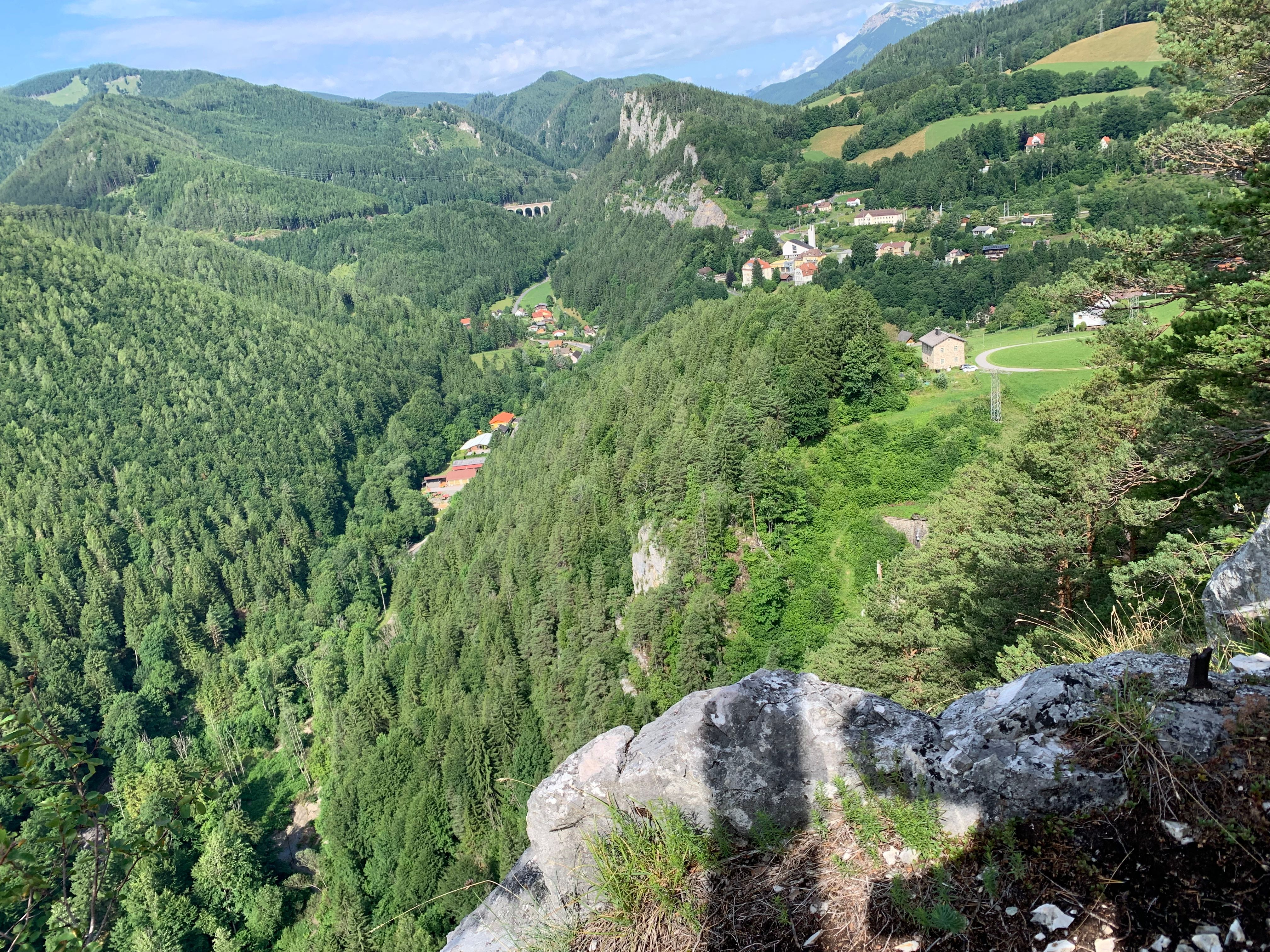 Ausblick auf Breitenstein mit bewaldeten Hügel und Bahntrasse von der Weite
