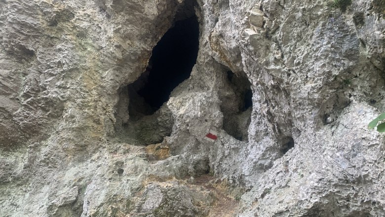 Felswand mit L&ouml;chern