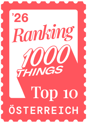 Eine Grafik in lachsfarbener Briefmarkenform, oben links steht '26, darunter Ranking, darunter ist das Logo des 1000things Magazins eingefügt und rechts darunter steht Top 10 Österreich