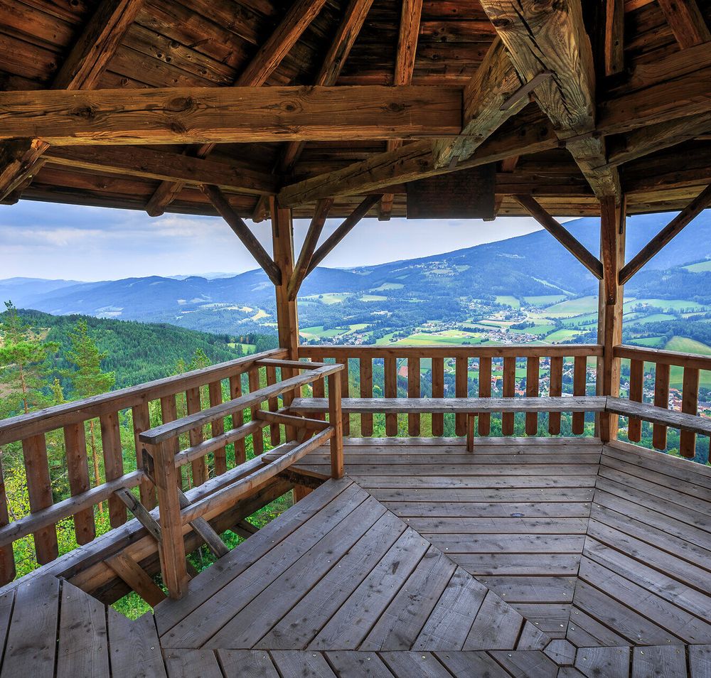 Aussicht von der Aussichtsplattform der Kernstockwarte in Kirchberg am Wechsel auf die umliegende Landschaft.