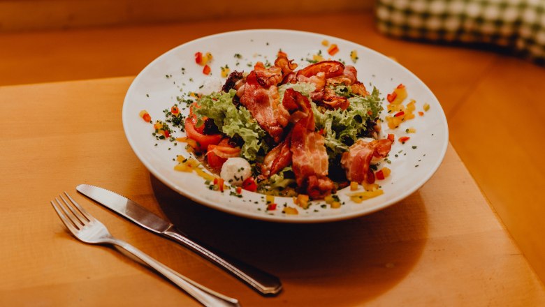 "Salathaufen" mit Ziegenk&auml;se aus der Buckligen Welt, &copy; Nieder&ouml;sterreich Werbung/Klaus Engelmayer