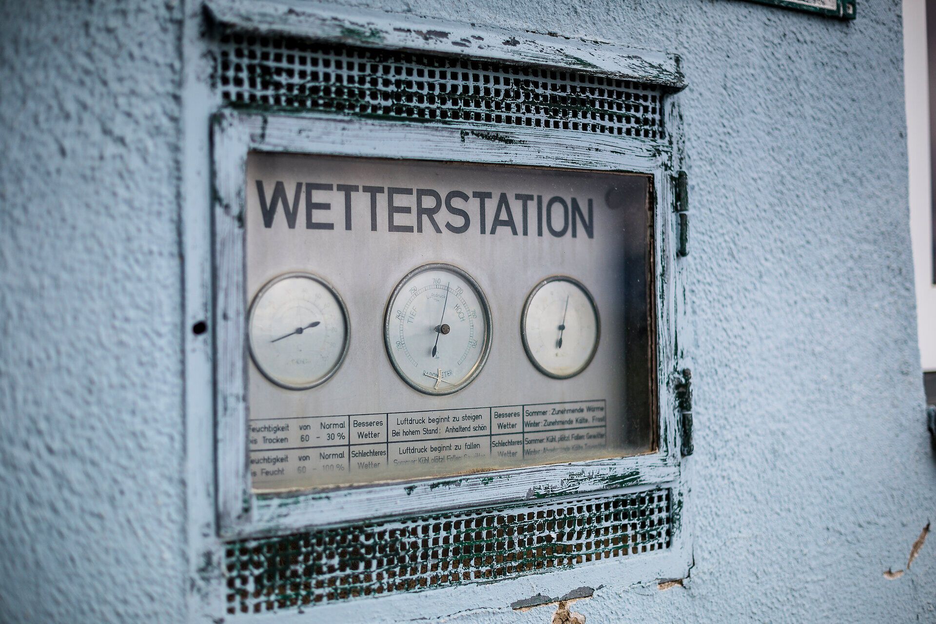 Die Wetterstation an der Rax bietet einen faszinierenden Einblick in die klimatischen Bedingungen der Region. Umgeben von majestätischen Bergen und üppigen Wäldern, ist dieser Ort ein perfekter Ausgangspunkt für unvergessliche Wanderabenteuer. Hier spürt man die frische Bergluft und die Ruhe der Natur.