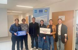 Sechs Teilnehmer eines Workshops halten ein Wiener Alpen Schild und ein Wienerwald Schild in den Händen