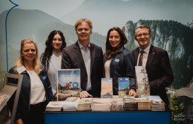 Vor dem Wiener Alpen Stand 3 Damen und zwei Herren 