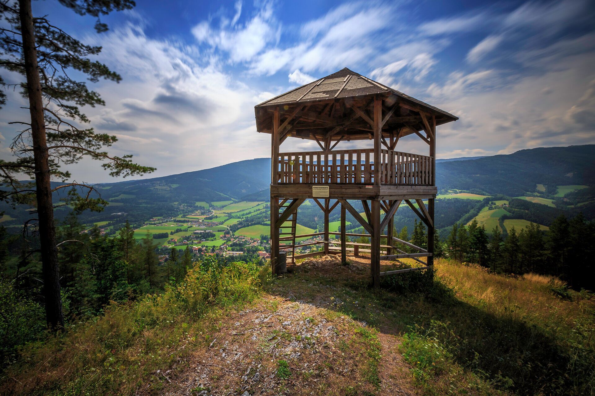 Auf einer Anhöhe steht eine kleine Aussichtswarte, von der man einen guten Blick auf die umliegende Landschaft hat.