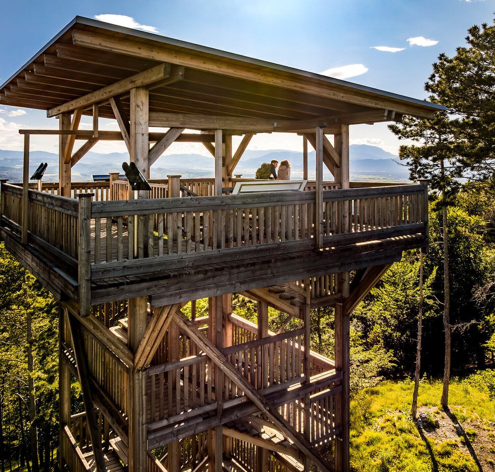 Ein Frau und ein Mann stehen auf der Aussichtswarte Lanzenkirchen am Rosalia Rundwanderweg und genießen den Ausblick.