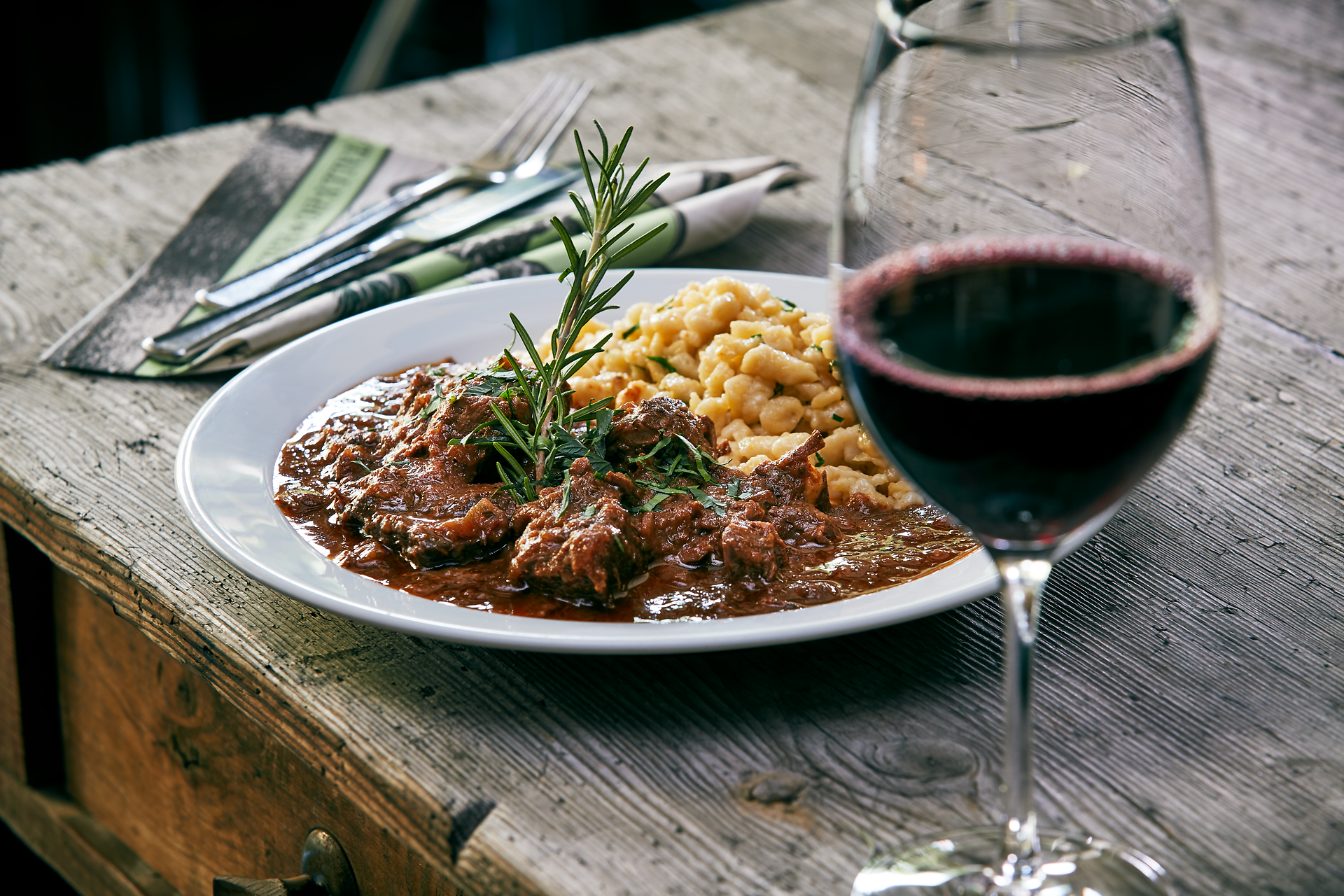 Ein herzhaftes Rindsgulasch, liebevoll angerichtet und von einem Glas vollmundigem Rotwein begleitet, lädt zu einem genussvollen Moment ein. Die rustikale Atmosphäre des Wirtshauses verspricht Gemütlichkeit und eine Auszeit vom Alltag. Hier, inmitten der Wiener Alpen, wird jeder Bissen zum Erlebnis.