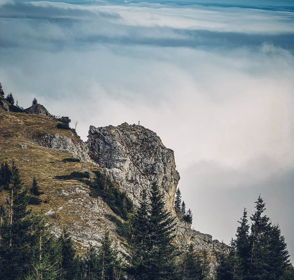 Die majestätischen Felsen ragen über die Wolken und bieten einen atemberaubenden Blick auf die umliegenden Wälder. Hier, in den Wiener Alpen, verschmelzen Natur und Abenteuer zu einem unvergesslichen Erlebnis. Ein Ort, an dem die Seele zur Ruhe kommt und die Schönheit der Berge in vollen Zügen genossen werden kann.