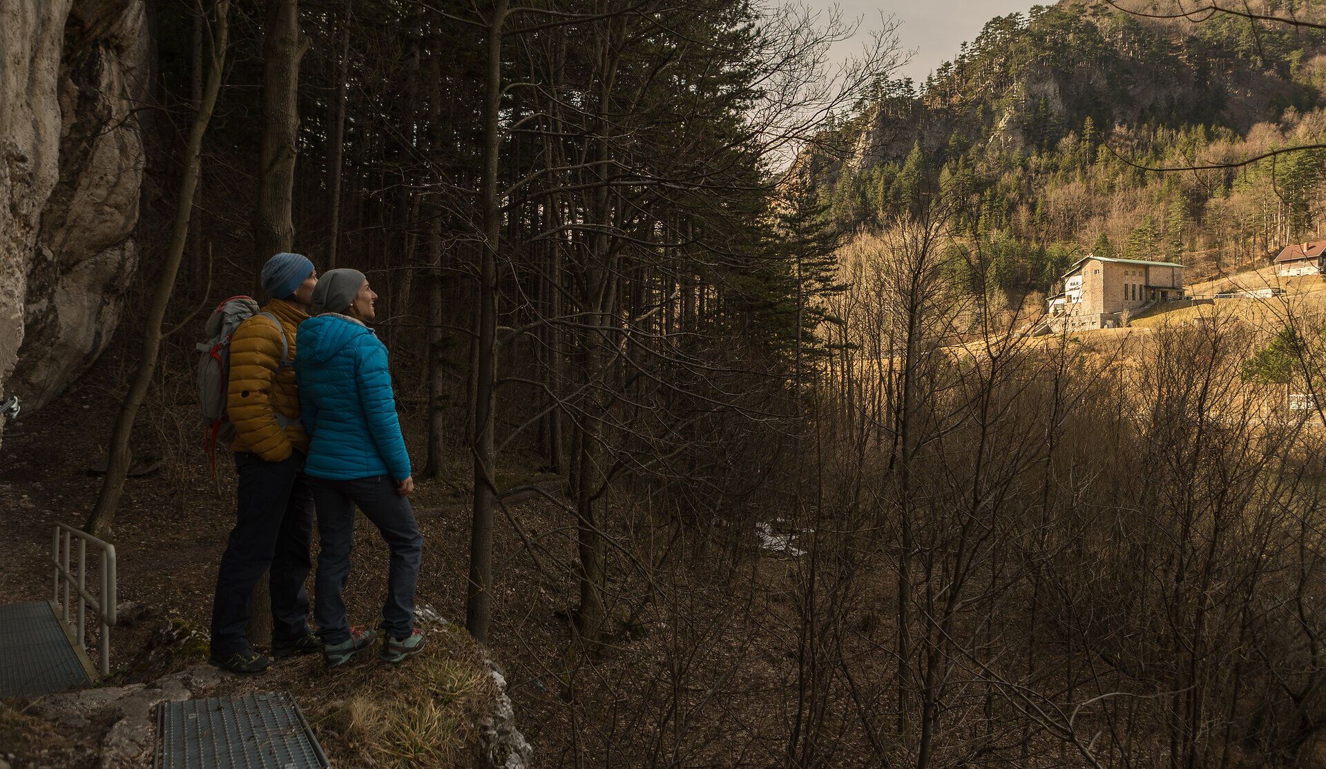 In der ruhigen Umarmung der Natur stehen zwei Wanderer und genießen den atemberaubenden Blick auf die sanften Hügel und die malerische Landschaft. Die frische Bergluft und das sanfte Licht schaffen eine harmonische Atmosphäre, die zum Verweilen einlädt. Hier, wo die Natur in voller Pracht erblüht, wird jeder Moment zu einem unvergesslichen Erlebnis.